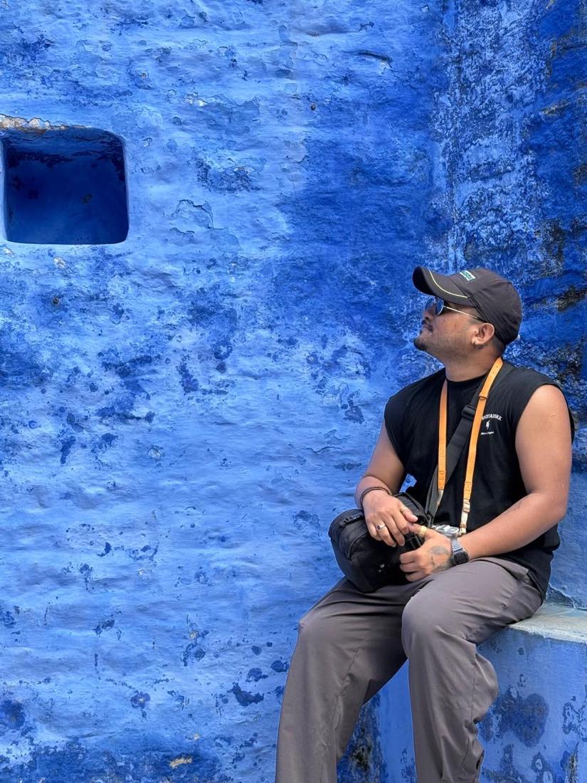 A pause in the shade of the blue lanes
